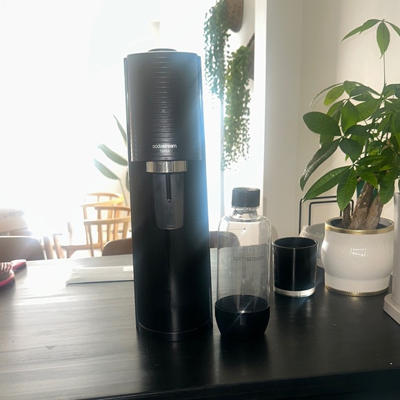 SodaStream Black Sparkling Water Maker - Picture 1 of 3